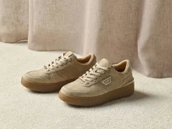 Elegant platform sneakers