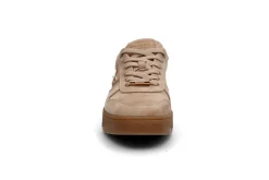 Elegant platform sneakers