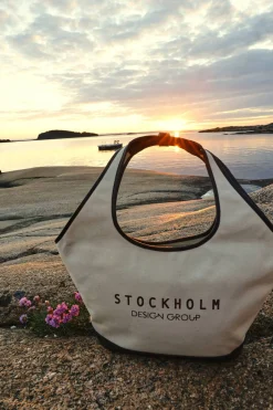 Veske i canvas med skinndetaljer